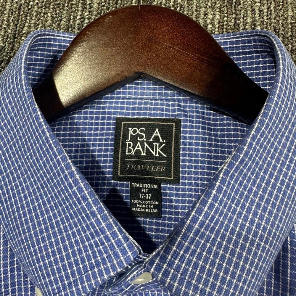 Jo's A Bank men's dress shirt